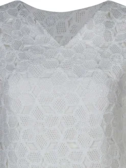 Robe courte blanche unie avec une coupe droite et un col rond