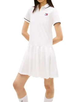 Robe courte blanche unie avec une coupe trapèze et un col polo