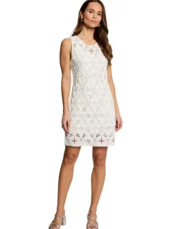 Robe courte blanche unie pourvue d'une coupe droite et d'un col rond