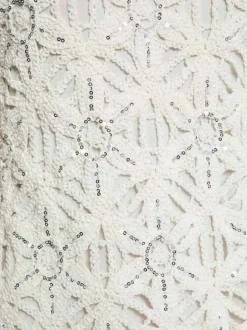 Robe courte blanche unie pourvue d'une coupe droite et d'un col rond