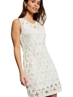 Robe courte blanche unie pourvue d'une coupe droite et d'un col rond