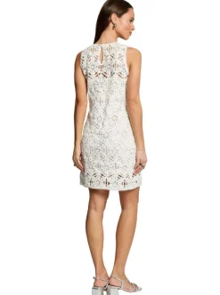 Robe courte blanche unie pourvue d'une coupe droite et d'un col rond