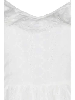 Robe courte blanche unie évasée en coton avec broderie anglaise et volant