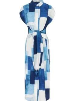 Robe courte bleu avec des motifs à carreaux une coupe droite et un col à revers