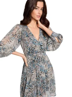 Robe courte bleue animalier avec une coupe cintrée et un col V avec boutons