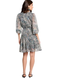 Robe courte bleue animalier avec une coupe cintrée et un col V avec boutons