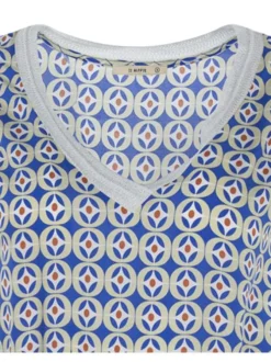 Robe courte bleue avec une coupe fluide et des imprimés géométriques