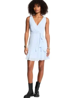 Robe courte bleue claire unie avec une coupe évasée et un décolleté cache-coeur