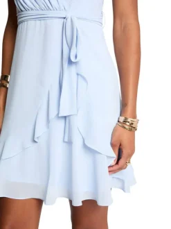 Robe courte bleue claire unie avec une coupe évasée et un décolleté cache-coeur