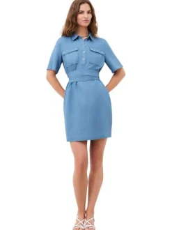Robe courte bleue à coupe droite pourvue d'un col à revers et de manches courtes
