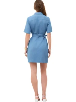 Robe courte bleue à coupe droite pourvue d'un col à revers et de manches courtes