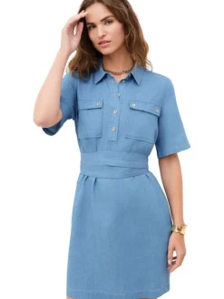 Robe courte bleue à coupe droite pourvue d'un col à revers et de manches courtes