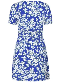 Robe courte bleue fleuri avec une coupe fluide un col v et à manches courtes