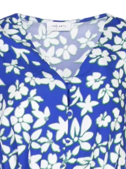 Robe courte bleue fleuri avec une coupe fluide un col v et à manches courtes