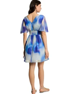 Robe courte bleue à imprimé avec une coupe cintrée et des manches courtes