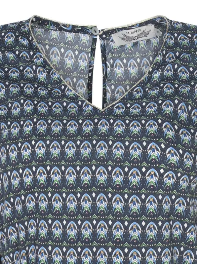 Robe courte bleue imprimée avec une coupe droite à col v et une ceinture