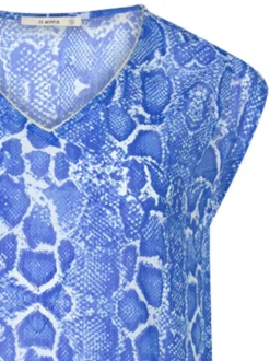 Robe courte bleue électrique imprimée peau de serpent avec une coupe droite
