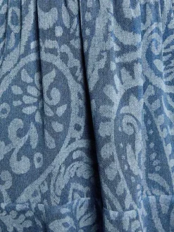 Robe courte bleue à motif floral avec une coupe cintrée et un col croisé