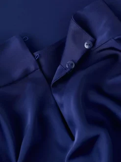 Robe courte bleue unie pourvue d'une coupe ajustée et d'un col montant