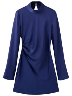 Robe courte bleue unie pourvue d'une coupe ajustée et d'un col montant