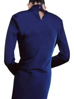 Robe courte bleue unie pourvue d'une coupe ajustée et d'un col montant