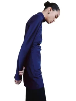 Robe courte bleue unie pourvue d'une coupe ajustée et d'un col montant