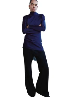 Robe courte bleue unie pourvue d'une coupe ajustée et d'un col montant