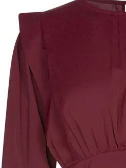 Robe courte bordeaux unie ajustée avec un col ras du cou et manches bouffantes