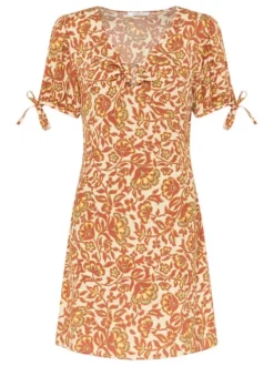Robe courte brique fleurie à coupe droite avec un col v et des manches courtes