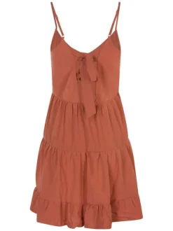 Robe courte brique unie avec une coupe babydoll et des manches à bretelles