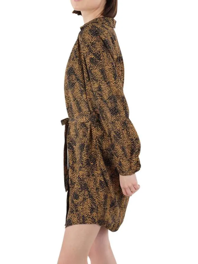 Robe courte caramel imprimé moucheté avec une coupe courte et un col v à revers