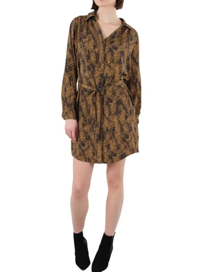 Robe courte caramel imprimé moucheté avec une coupe courte et un col v à revers