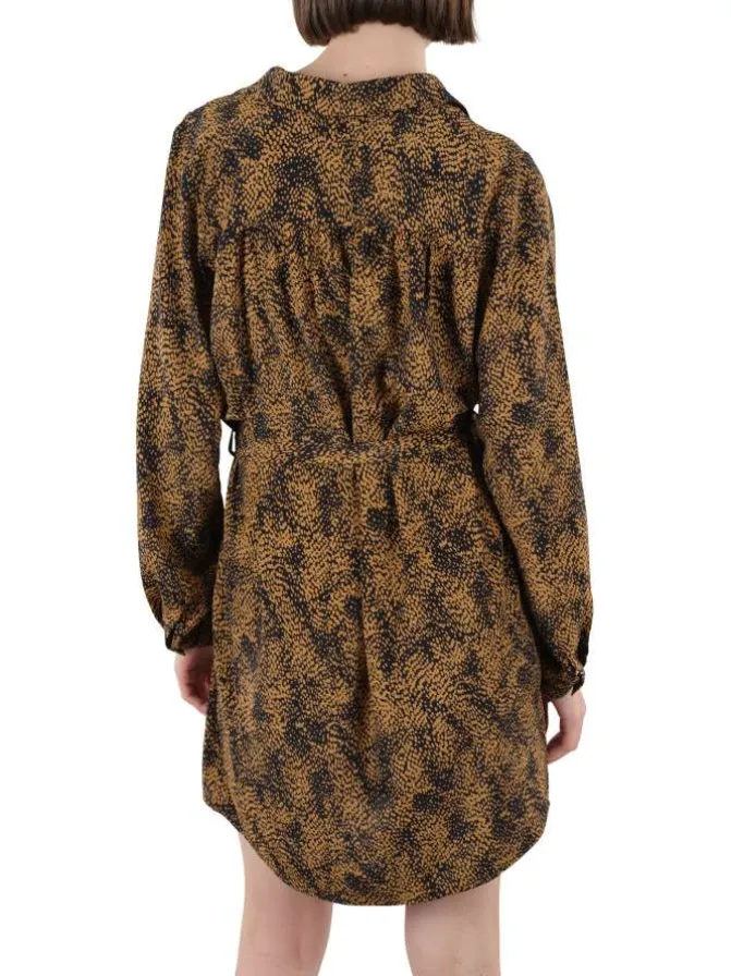 Robe courte caramel imprimé moucheté avec une coupe courte et un col v à revers