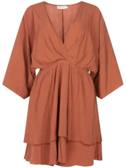 Robe courte caramel unie avec une coupe droite fluide et un col v