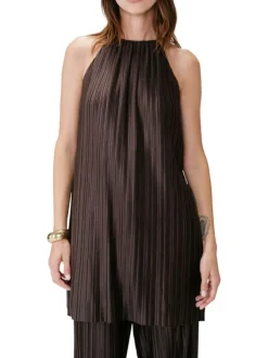 Robe courte chocolat unie sans manche pourvue d'une coupe fluide