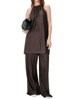 Robe courte chocolat unie sans manche pourvue d'une coupe fluide