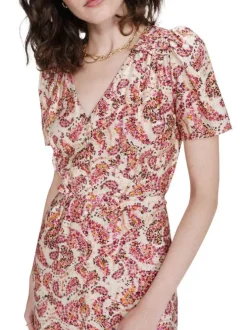 Robe courte corail avec des motifs floraux et une coupe droite