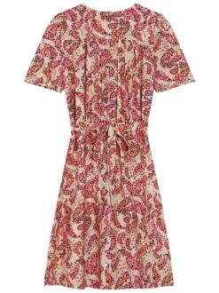 Robe courte corail avec des motifs floraux et une coupe droite