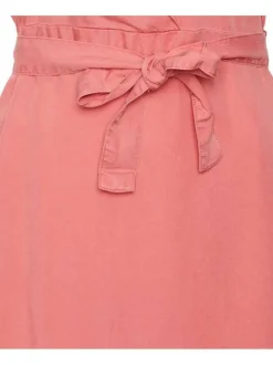 Robe courte corail à manches courtes avec une coupe droite et un col cranté