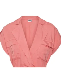 Robe courte corail à manches courtes avec une coupe droite et un col cranté