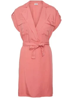 Robe courte corail à manches courtes avec une coupe droite et un col cranté