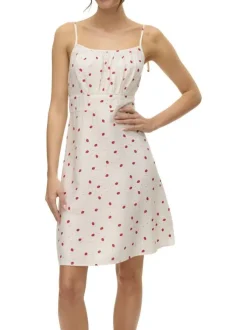 Robe courte écrue avec des motifs de fraises une coupe droite et un col carré