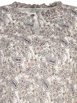 Robe courte écrue cachemire plissée à coupe près du corps et un col ruffle