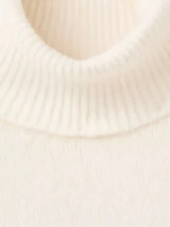 Robe courte écrue effet lainage pourvue d'un col roulé et de manches longues