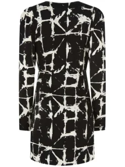 Robe courte écrue imprimée avec une coupe droite et un col v à manches longues