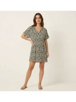 Robe courte écrue à motifs avec un col V et des manches courtes