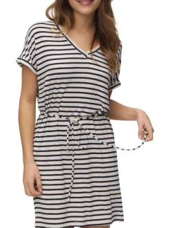 Robe courte écrue à rayures bleues marine avec un col v et un lien à la taille