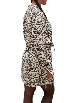 Robe courte écrue zébré avec une coupe fluide et un col français