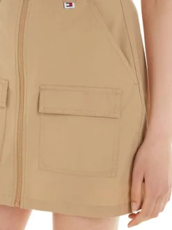 Robe courte en coton biologique beige unie coupe cintrée col v