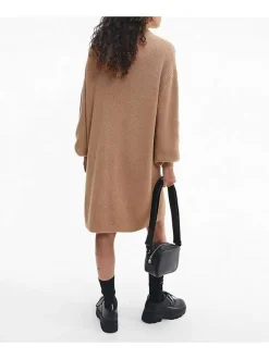 Robe courte en coton biologique camel en maille jersey avec une coupe droite et col roulé
